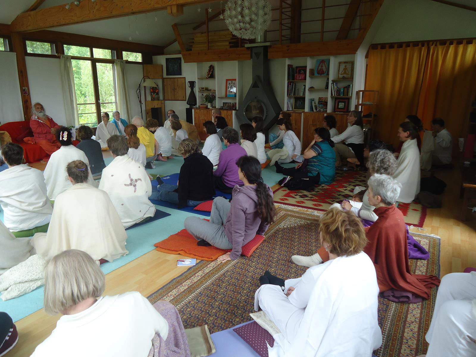 4-swamiji-paris-teaching